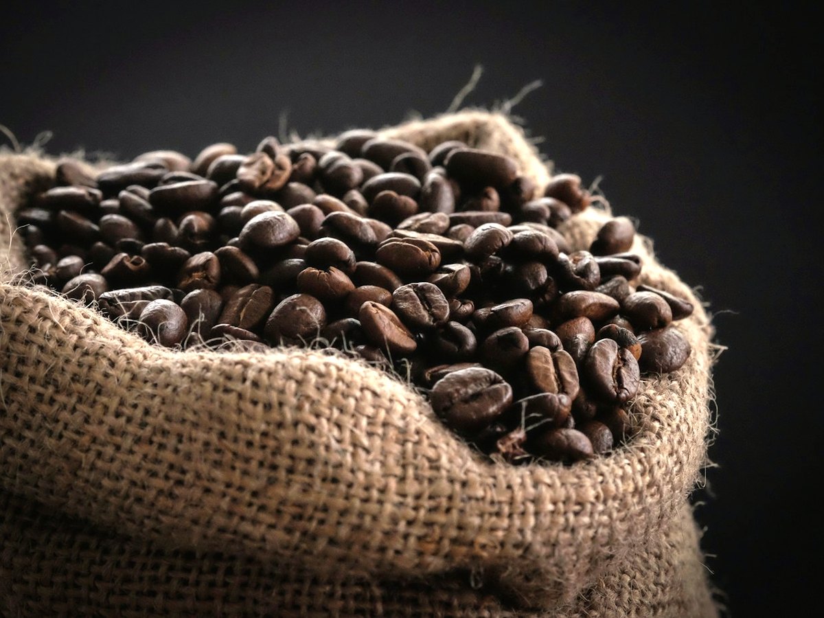 Café en grano dentro de un costal de fique