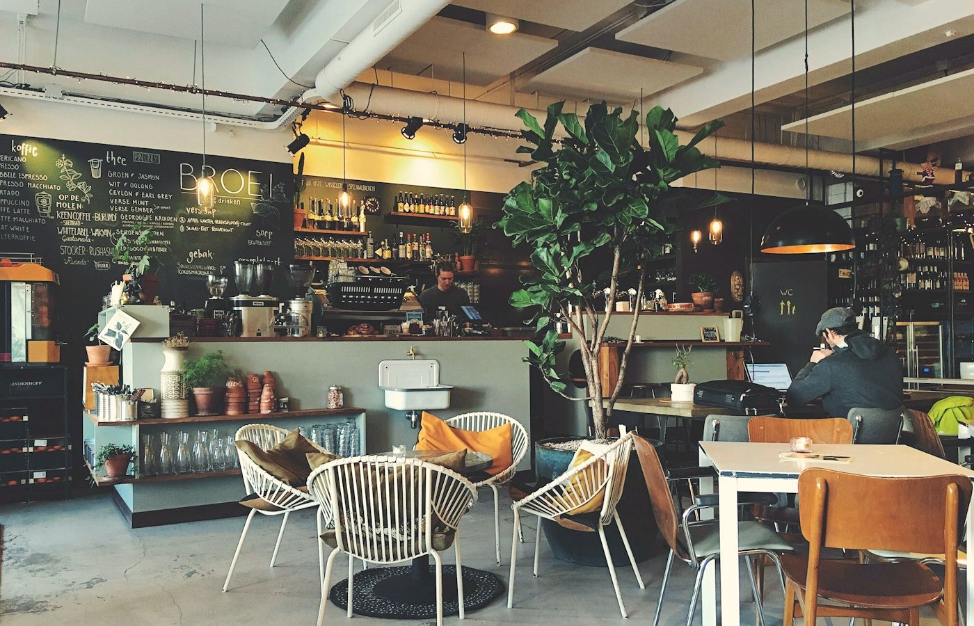 Interior de la tostaduría y barra de café de Casa Cumbre en Bogotá
