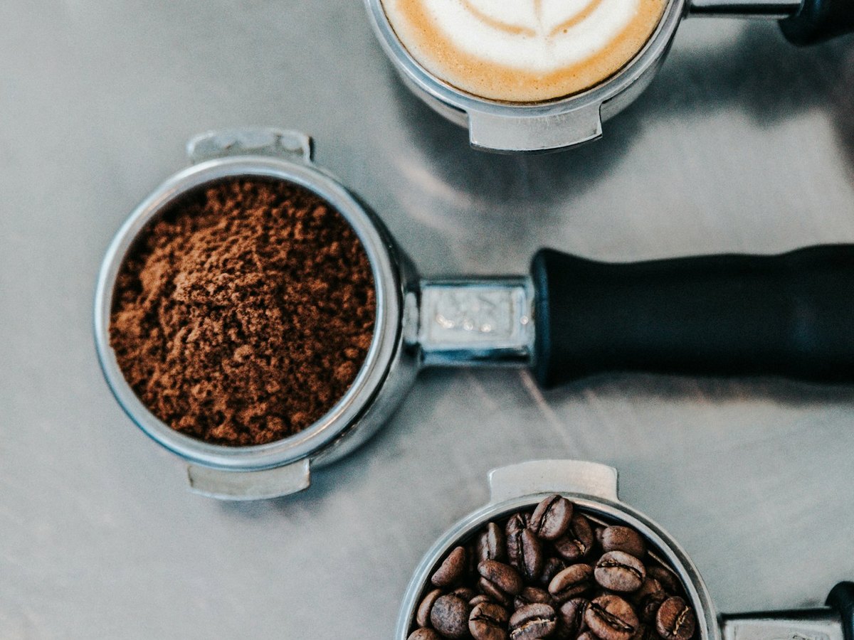 Preparación de espresso con portafiltro y café molido